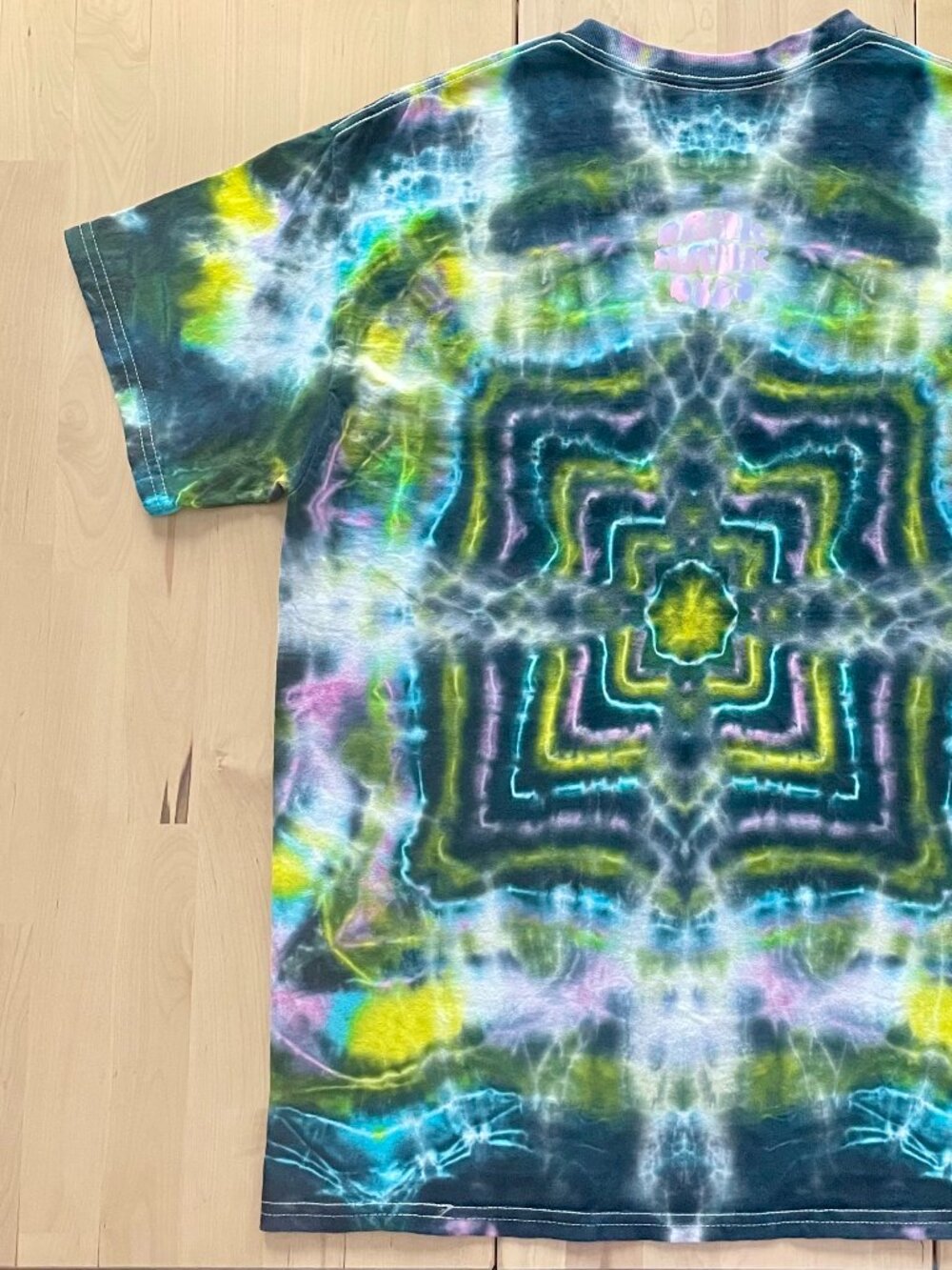 Gildan Unisex Neon Burst Mandala Tie Dye T-Shirt size Large Blue Yellow Pink - Picture 5 of 8